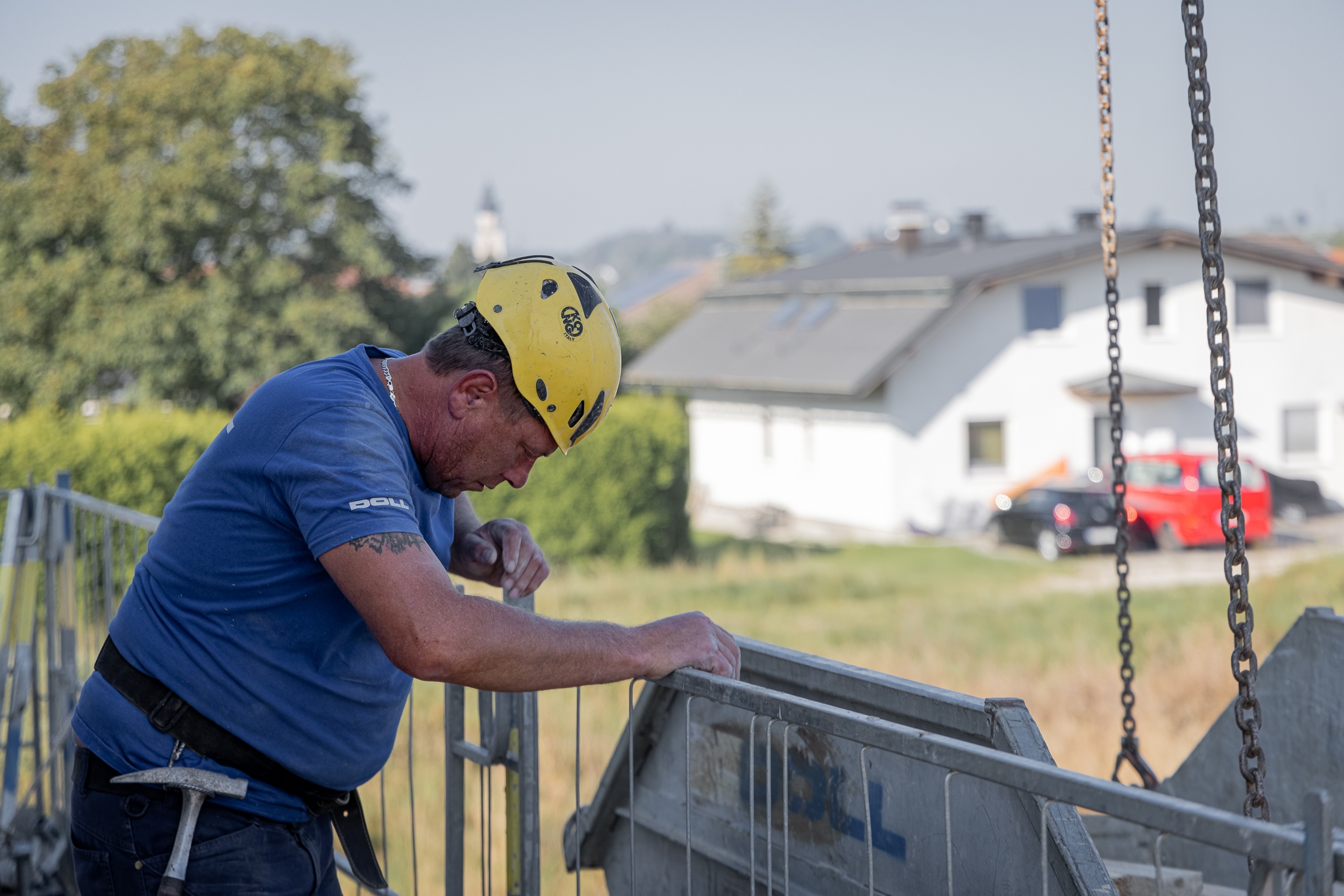 DOLL EFH Seekirchen Bauarbeiter schaut in Container