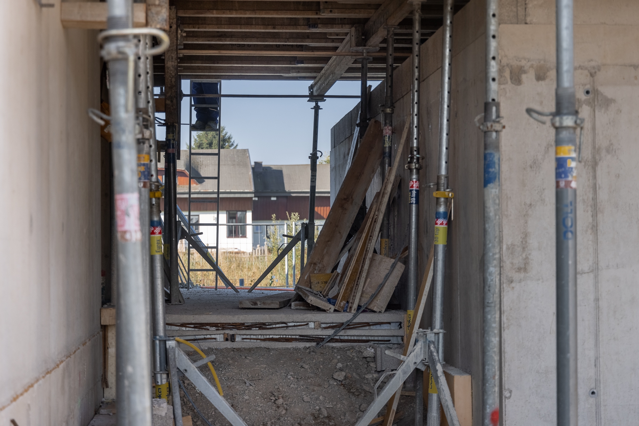 DOLL EFH Seekirchen Blick in die Baustelle durchs Haus