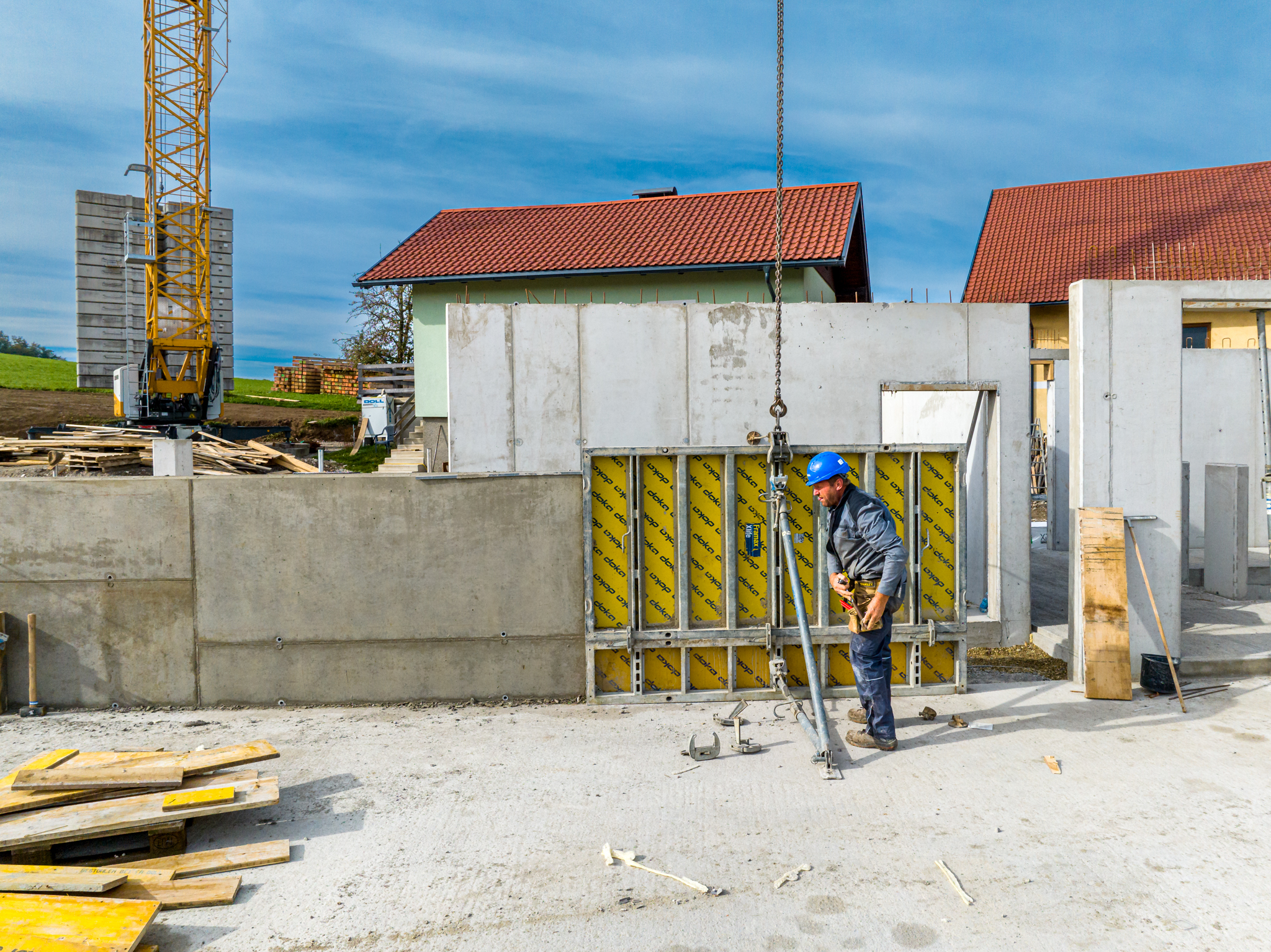 Doll Baustelle Drohne ein Mitarbeiter baut stuetze A WEB