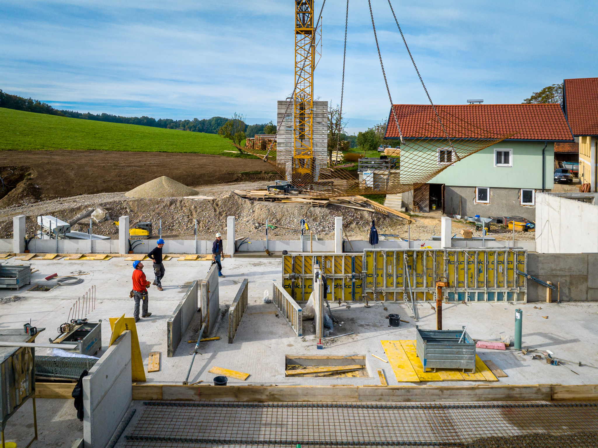 Doll Baustelle Drohne mit Kran und Gitter schwebend A WEB