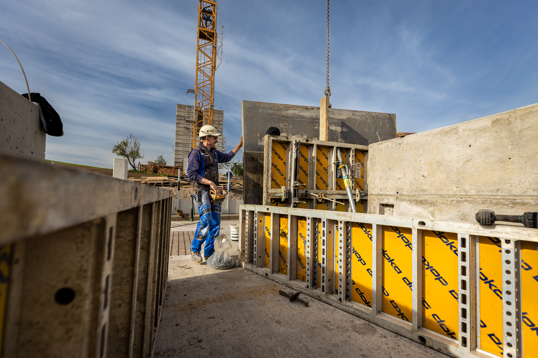 Doll Baustelle Kranfuehrer steuert Betonwand B WEB