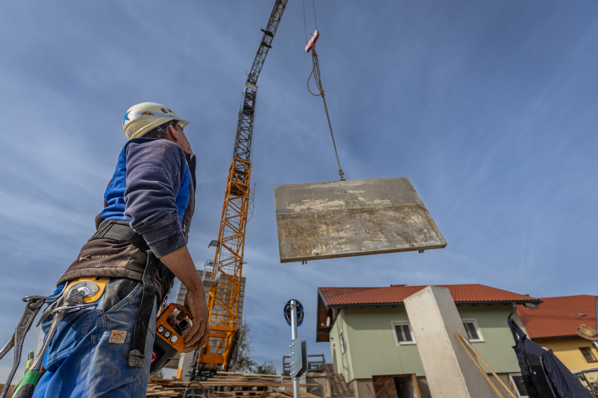 Doll Baustelle Kranfuehrer steuert Betonwand Froschperspektive WEB