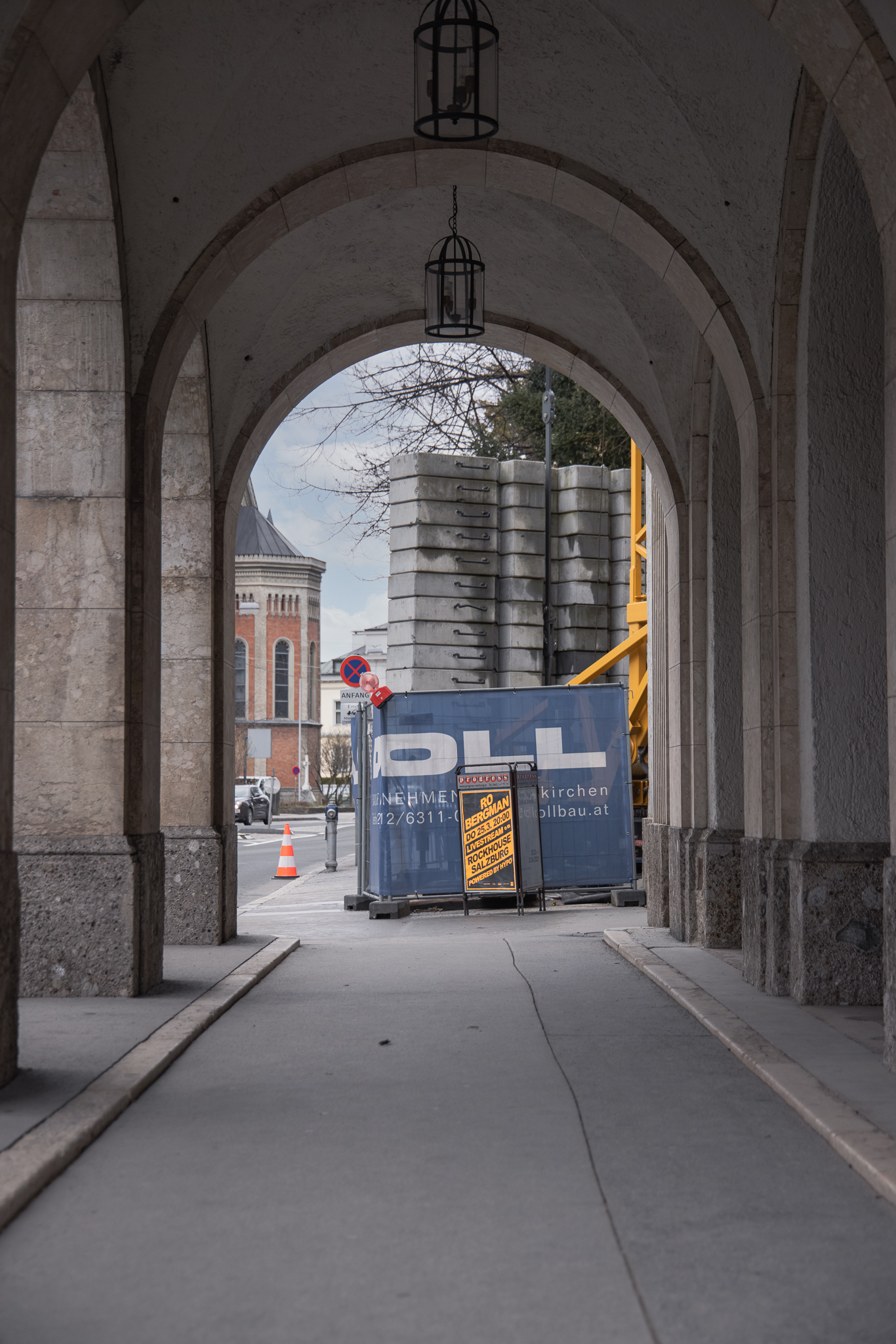 Mozarteum von aussen Story Bogengang WEB