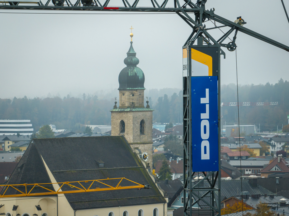 Totale BV Seekirchen Neue Mittelschule Drohne Kran Logo und Kirche WEB